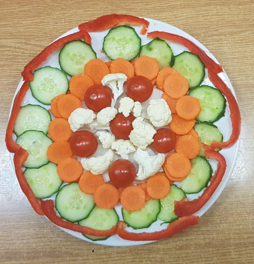 talerz z warzywami